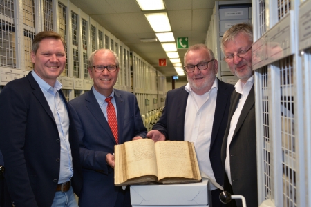 Zu sehen ist das Bürgerbuch aus dem 16. Jahrhundert. Sein Alter ist ihm deutlich anzumerken. Es ist alt und vergilbt. Fotografiert wurde es im Kreisarchiv